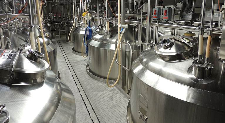 Instalación de tuberías sanitarias para A&amp;B Process Systems en una instalación de fabricación de productos farmacéuticos
