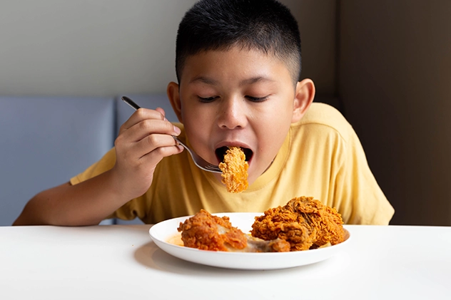 niño comiendo pollo frito altura sitio web